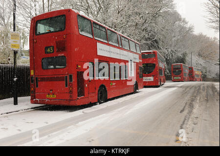 Les bus sont bloqués en raison de fortes chutes de neige sur Muswell Hill Road à Londres, Angleterre le 10 décembre 2017 Banque D'Images