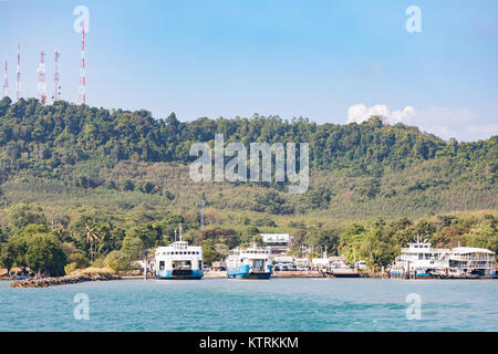 Les bateaux de pêche et de ferry à Trat sur l'île de Koh Chang, Thaïlande. Banque D'Images
