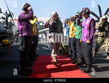 La Marine américaine sideboys salute Chefs d'état-major des Etats-Unis Le Président Joseph Dunford comme il arrive à bord de la marine américaine de classe Nimitz porte-avions USS Theodore Roosevelt, 23 décembre 2017 dans la région du Golfe. Banque D'Images