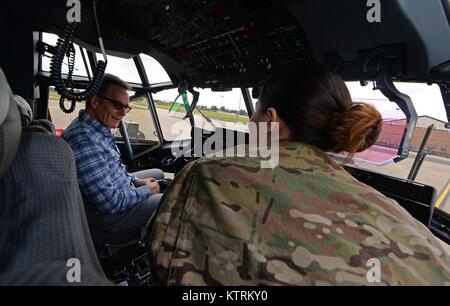 L'acteur Bryan Cranston se trouve dans un U.S. Air Force MC-130J Commando II lors d'une visite à l'USO Royal Air Force le 29 juillet 2017 Mildenhall à Bury Saint Edmunds, England. Banque D'Images