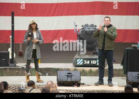 World Wrestling Entertainment (WWE) les lutteurs Alicia Fox (à gauche) et l'Im (Michael Mizanin) pour effectuer des soldats américains au cours de la maison de l'USO Tour à l'aéroport de Bagram, 24 décembre 2017 à Bagram, en Afghanistan. Banque D'Images