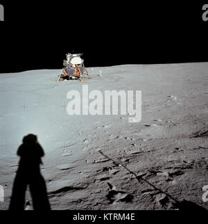 Module lunaire à Tranquility Base a été prise par Neil Armstrong durant la mission Apollo 11, à partir de la bordure de l'Ouest Peu de cratère sur la surface lunaire. Banque D'Images