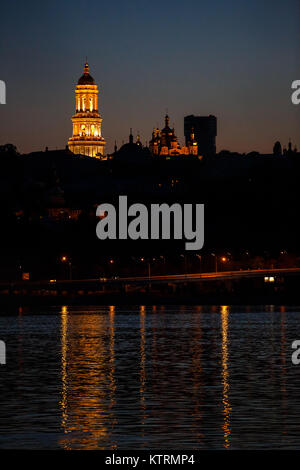 Belle vue de la nuit de la Laure de Pechersk de Kiev. Banque D'Images