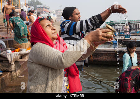 Pèlerins prier sur les ghats près du Gange à Varanasi Banque D'Images