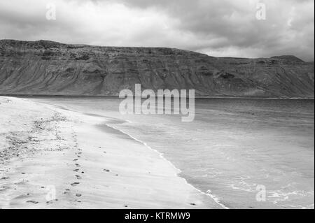 Avis de Lanzarote à partir de la plage près de Caleta de Sebo, La Graciosa, l'archipel de Chinijo, îles de Canaries, Espagne Banque D'Images