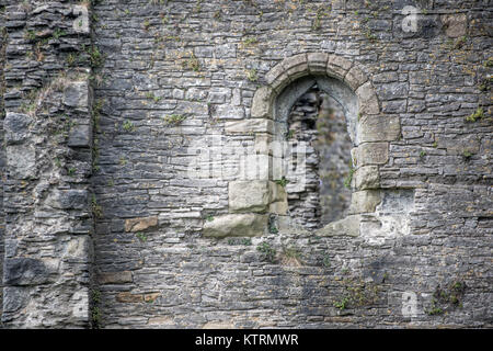 Ouverture de fenêtre en Pierre au château de Middleham, Wensleydale, dans le comté de North Yorkshire, Angleterre. Banque D'Images