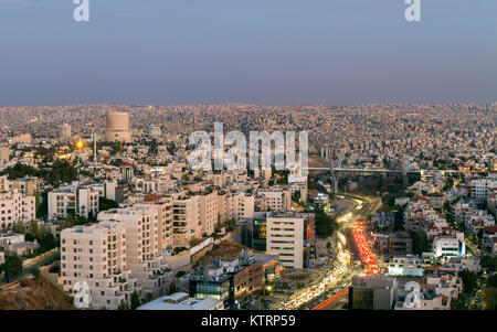 Vue aérienne de la ville de Amman Amman - Montagne et abdoun bridge avec embouteillage à soir Banque D'Images