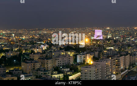 Vue sur les montagnes d'Amman et les bâtiments modernes de nuit Banque D'Images