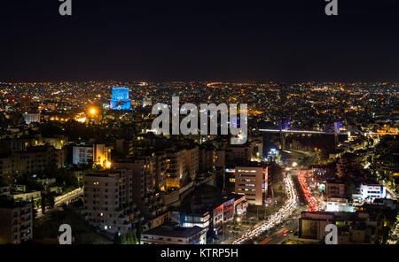 Embouteillage à Amman city at night - Abdoun bridge et Amman montagnes à nuit Banque D'Images