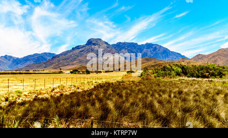 Les terres agricoles et les montagnes environnantes dans la région de Boland la Province du Cap Occidental en Afrique du Sud Banque D'Images