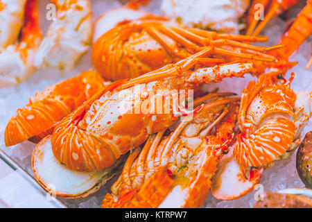 Crevettes du homard sur le marché de la vente de glace Banque D'Images