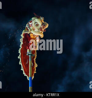 Danse du lion dans Chinatown Bangkok BANGKOK, THAÏLANDE - 12 janvier : Danse du lion chinois à Bangkok, Thaïlande, le 12 janvier 2014. Danse du Lion effectue en Y Banque D'Images