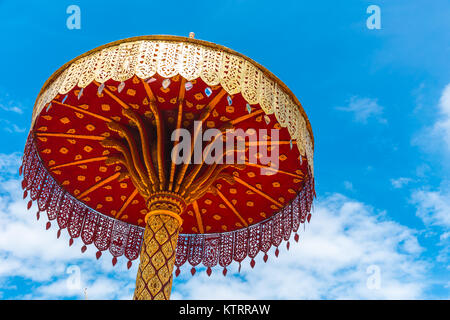 Chat ou parapluie Golden Temple thaïlandais style du nord belle décoration fine art de sculpter l'or de l'artisanat Banque D'Images