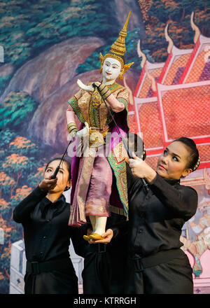 BANGKOK, THAÏLANDE - 15 avril : Songkran Festival à Bangkok, Thaïlande, le 15 octobre 2014. Grand traditionnel thaï puppet effectuée dans Songkran festival Banque D'Images