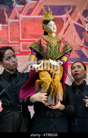 BANGKOK, THAÏLANDE - 15 avril : Songkran Festival à Bangkok, Thaïlande, le 15 octobre 2014. Grand traditionnel thaï puppet effectuée dans Songkran festival Banque D'Images