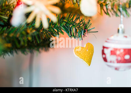 Petit cœur fait de pomelo peler comme décoration d'arbre de Noël Banque D'Images