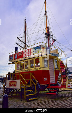 L'Albert Dock est un complexe de bâtiments et entrepôts dock de Liverpool, en Angleterre. Albert Dock de Liverpool est l'un des plus importants sites touristiques Banque D'Images