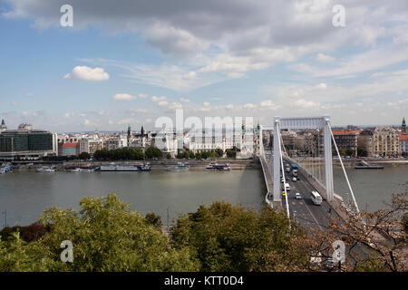 BUDAPEST - 18 septembre 2017 : Pont Elisabeth est le troisième pont le plus récent de Budapest, Hongrie, reliant Buda et Pest de l'autre côté de la rivière du Danube. Banque D'Images