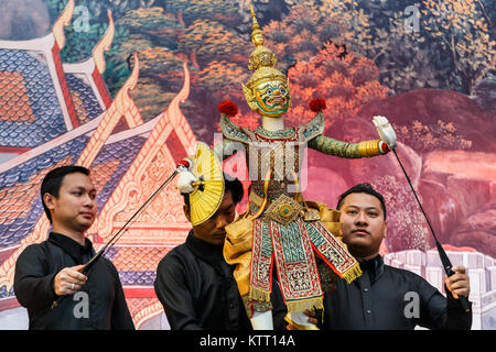 BANGKOK, THAÏLANDE - 15 avril : Songkran Festival à Bangkok, Thaïlande, le 15 octobre 2014. Grand traditionnel thaï puppet effectuée dans Songkran festival Banque D'Images