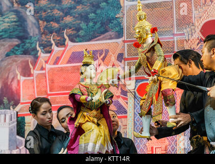 BANGKOK, THAÏLANDE - 15 avril : Songkran Festival à Bangkok, Thaïlande, le 15 octobre 2014. Grand traditionnel thaï puppet effectuée dans Songkran festival Banque D'Images