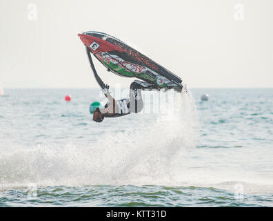 Rashid Ali Al Mulla Saten d'Abu Dhabi dans les Émirats arabes unis lors de sa performance au concours freestyle au cours de l'International Jet Ski World Cup 201 Banque D'Images