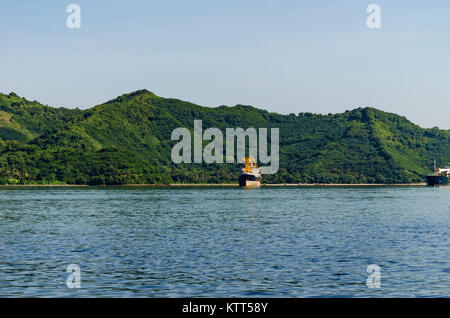 Navires naviguant près de l'île de Flores, Indonésie Banque D'Images