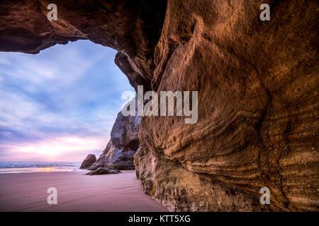 Grotte de la mer sur la plage, Hug point, Arch Cape, Oregon, États-Unis Banque D'Images