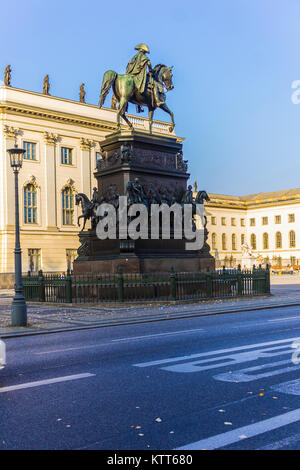 Statue équestre en bronze du roi Frédéric le Grand. Ciel bleu et foncées. Berlin, Allemagne . Banque D'Images