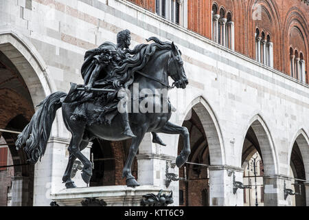 L'une des statues équestres de la famille Farnèse dans la Piazza Cavalli de Piacenza, Emilie-Romagne, Italie, avec le Palazzo Comunale et Palazzo Got Banque D'Images