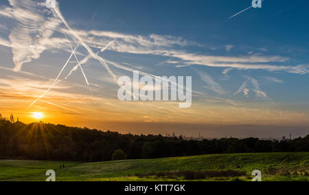 De superbes rayons de soleil sur les toits de Londres de Hampstead Heath, Londres, UK Banque D'Images