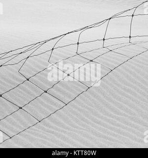 Abstract wire fence en noir et blanc des dunes de sable sorrento beach Perth Banque D'Images