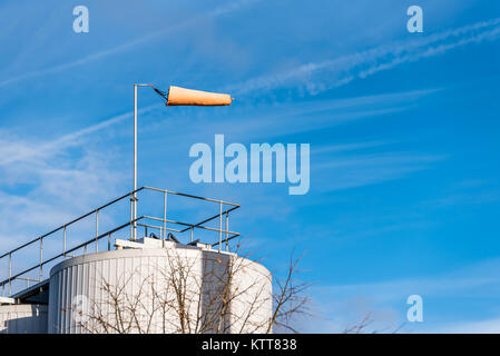 Indicateur de direction du vent de l'air sur l'usine chimique plus de ciel bleu - air sock, drogue, vent, manchon conique du vent Banque D'Images