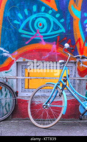 Kellerfenster, Fahrrad, Hauswand mit im Ostertorviertel Graffiti bei Abenddämmerung, Brême, Deutschland, Europa I Bike, maison ancienne Mur et windo Banque D'Images