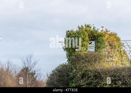 Fonctionnement en circuit fermé générique Panneau d'avertissement sur les buissons fence Banque D'Images