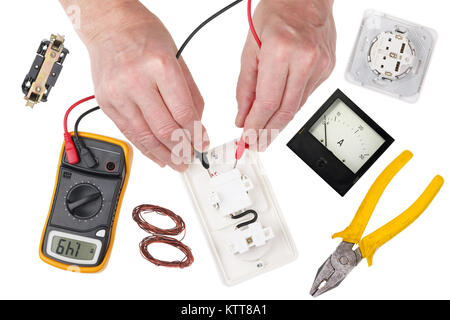 Un technicien professionnel electrican vérifie l'isolement de l'interrupteur d'éclairage à l'aide d'un multimètre. Isolated on white top view studio shot Banque D'Images