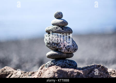 Pyramide de pierres disposées à partir de pierres volcaniques sur la plage à El Golfo, Lanzarote, îles Canaries. Banque D'Images