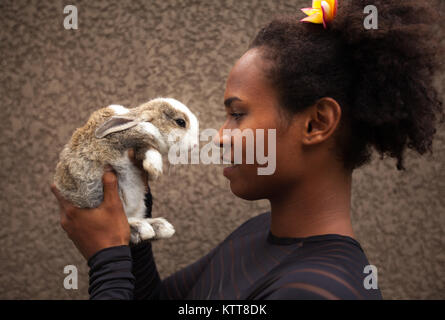 Femme jeune idéaliste rêvasser avec Noël lapin dans ses mains Banque D'Images