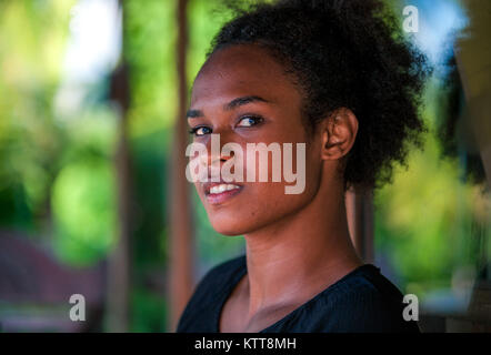 Les insulaires du Pacifique, les Mélanésiens, belle fille avec afro, demi-profil Banque D'Images