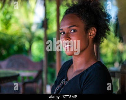 Les insulaires du Pacifique, les Mélanésiens, belle fille avec afro, demi-profil Banque D'Images