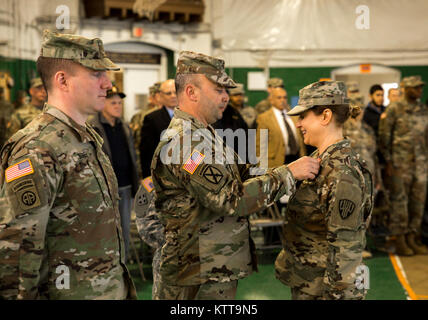 Le Lieutenant-colonel de l'armée américaine Diane Armbruster, commandant sortant de la Force expéditionnaire du 101e Bataillon du Signal, New York, la Garde nationale reçoit une médaille du service méritoire de Brig. Général Michel Natali, commandant des troupes du 53e bataillon de commandement, au cours de la cérémonie de passation de commandement au Centre de Police Athletic League, Yonkers, New York), le 9 avril 2017. (U.S. La Garde nationale de l'armée photo par le Sgt. Harley Jelis) Banque D'Images