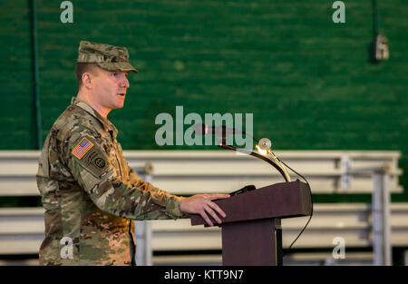 Le Major de l'armée américaine Seagriff Ian parle après la prise du commandement de la Force expéditionnaire du 101e Bataillon du Signal, New York à partir de la Garde nationale d'armée, le Lieutenant-colonel commandant sortant de la diane Armbruster Centre Police Athletic League, Yonkers, New York), le 9 avril 2017. (U.S. La Garde nationale de l'armée photo par le Sgt. Harley Jelis) Banque D'Images