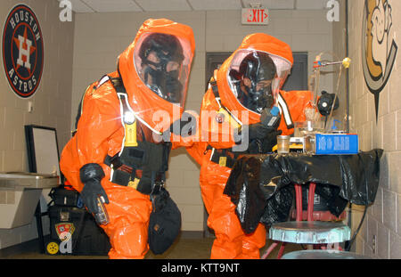 2e équipe de soutien civil (CST) membres l'équipe Sgt. Joshua Spagnola (à gauche) et le Sgt. Christopher Rodriguez (à droite) enquêter sur une maquette de laboratoire ADM lors de la 2e du CST de l'entraînement à Joseph L. Bruno Stadium à Troy, N.Y. le 12 avril 2017. Les membres de l'équipe sont formés pour identifier les armes chimiques, biologiques et radiologiques et de conseiller pour les premiers intervenants sur la façon de traiter avec ces matériaux. (U.S. La Garde nationale de l'armée photo par le Sgt. Raymond Drumsta, 42e Division d'infanterie) Banque D'Images