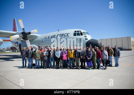 Plus de 30 employeurs civils du 109e Airlift Wing aviateurs prennent un employeur l'appui de la Garde côtière canadienne et réserver (ESGR) Orientation vol sur un Skibird LC-130 le 14 avril 2017. Le "patron" de levage programme permet aux employeurs d'acquérir une meilleure compréhension de ce que leurs employés tandis que sur le devoir militaire. (U.S. Photo de la Garde nationale aérienne capitaine principal Sgt.William Gizara) Banque D'Images