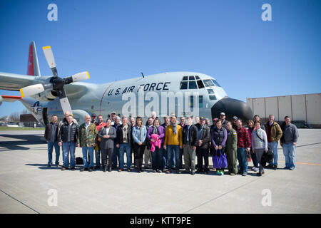 Plus de 30 employeurs civils du 109e Airlift Wing aviateurs prennent un employeur l'appui de la Garde côtière canadienne et réserver (ESGR) Orientation vol sur un Skibird LC-130 le 14 avril 2017. Le "patron" de levage programme permet aux employeurs d'acquérir une meilleure compréhension de ce que leurs employés tandis que sur le devoir militaire. (U.S. Photo de la Garde nationale aérienne capitaine principal Sgt.William Gizara) Banque D'Images