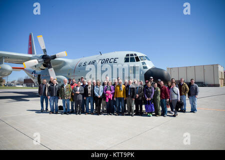 Plus de 30 employeurs civils du 109e Airlift Wing aviateurs prennent un employeur l'appui de la Garde côtière canadienne et réserver (ESGR) Orientation vol sur un Skibird LC-130 le 14 avril 2017. Le "patron" de levage programme permet aux employeurs d'acquérir une meilleure compréhension de ce que leurs employés tandis que sur le devoir militaire. (U.S. Photo de la Garde nationale aérienne capitaine principal Sgt.William Gizara) Banque D'Images