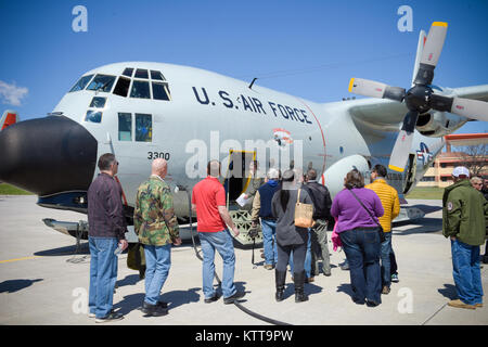 Plus de 30 employeurs civils du 109e Airlift Wing aviateurs prennent un employeur l'appui de la Garde côtière canadienne et réserver (ESGR) Orientation vol sur un Skibird LC-130 le 14 avril 2017. Le "patron" de levage programme permet aux employeurs d'acquérir une meilleure compréhension de ce que leurs employés tandis que sur le devoir militaire. (U.S. Photo de la Garde nationale aérienne capitaine principal Sgt.William Gizara) Banque D'Images