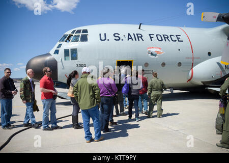 Plus de 30 employeurs civils du 109e Airlift Wing aviateurs prennent un employeur l'appui de la Garde côtière canadienne et réserver (ESGR) Orientation vol sur un Skibird LC-130 le 14 avril 2017. Le "patron" de levage programme permet aux employeurs d'acquérir une meilleure compréhension de ce que leurs employés tandis que sur le devoir militaire. (U.S. Photo de la Garde nationale aérienne capitaine principal Sgt.William Gizara) Banque D'Images