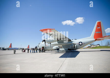 Plus de 30 employeurs civils du 109e Airlift Wing aviateurs prennent un employeur l'appui de la Garde côtière canadienne et réserver (ESGR) Orientation vol sur un Skibird LC-130 le 14 avril 2017. Le "patron" de levage programme permet aux employeurs d'acquérir une meilleure compréhension de ce que leurs employés tandis que sur le devoir militaire. (U.S. Photo de la Garde nationale aérienne capitaine principal Sgt.William Gizara) Banque D'Images