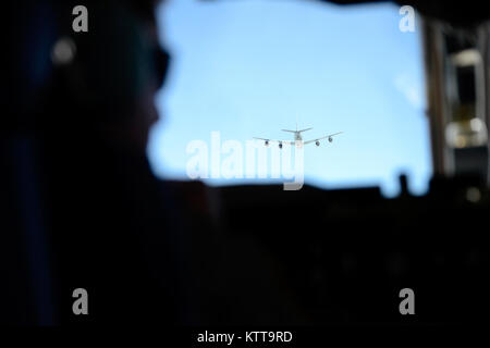 Un KC-135R Stratotanker, affecté à la 141e Escadron de ravitaillement en vol, 108e Wing, New Jersey Air National Guard, est en vue en préparation pour le ravitaillement en vol d'un C-17 Globemaster III sur la base à la 105e Airlift Wing, Stewart Air National Guard Base, New York le 20 avril 2017. Le projet de loi C-17 propose de répartition mondiale en raison de la capacité de ravitaillement en vol. (U.S. Air Force photo par le Sgt. Sara A. Pastorello) Banque D'Images