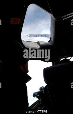 Rép. Américain Sean Patrick Maloney regarde un KC-135R Stratotanker, affecté à la 141e Escadron de ravitaillement en vol, 108e Wing, New Jersey Air National Guard, pendant le ravitaillement en vol d'un C-17 Globemaster III sur la base à la 105e Airlift Wing, Stewart Air National Guard Base, New York le 20 avril 2017. Maloney était en visite à Stewart de signer une déclaration de la lettre d'appui pour promouvoir l'appui des employeurs à la Garde côtière et de réserver et de visiter les lieux. (U.S. Air Force photo par le Sgt. Sara A. Pastorello) Banque D'Images